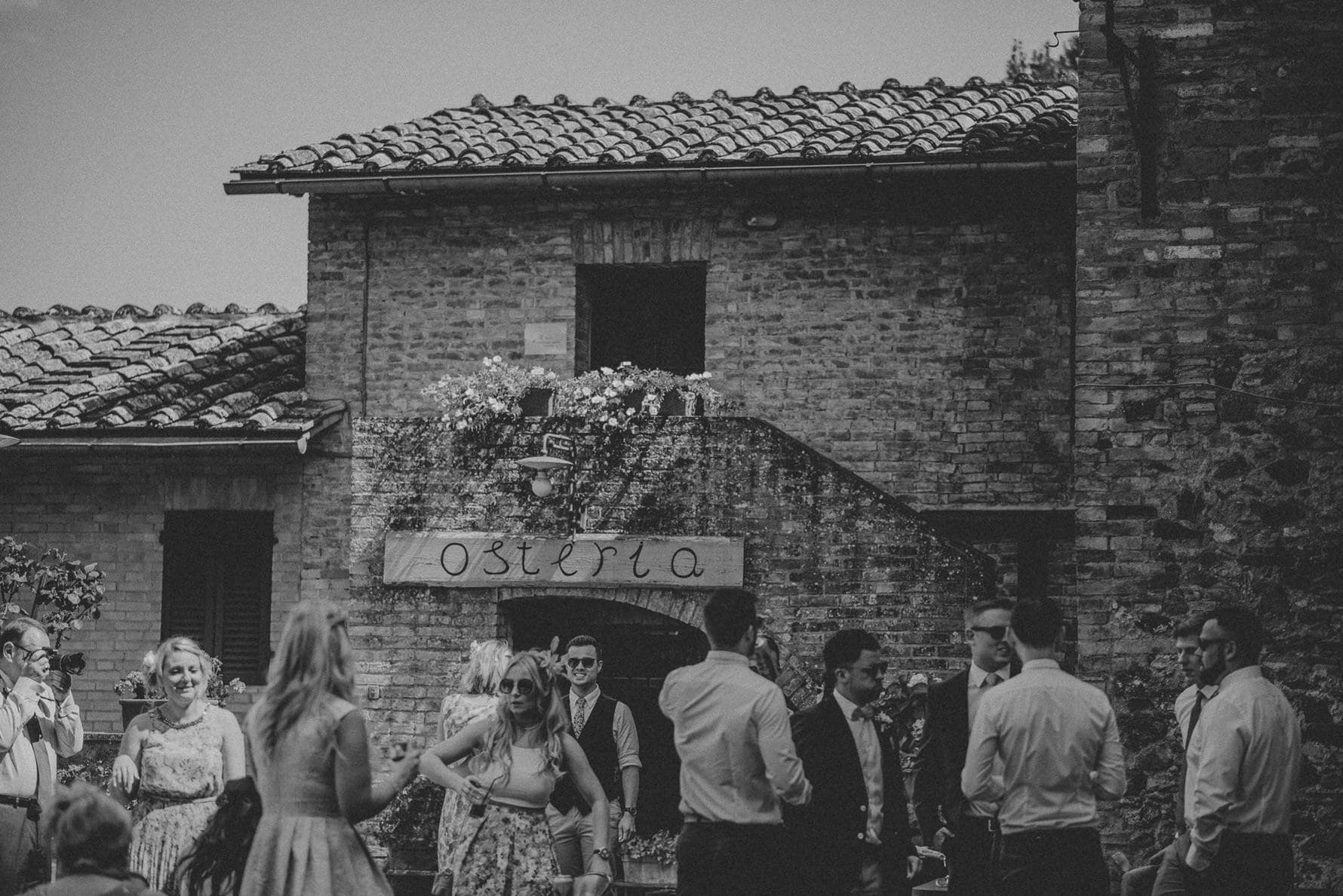 foto-invitati-prima-della-cerimonia-abbazia-san-galgano